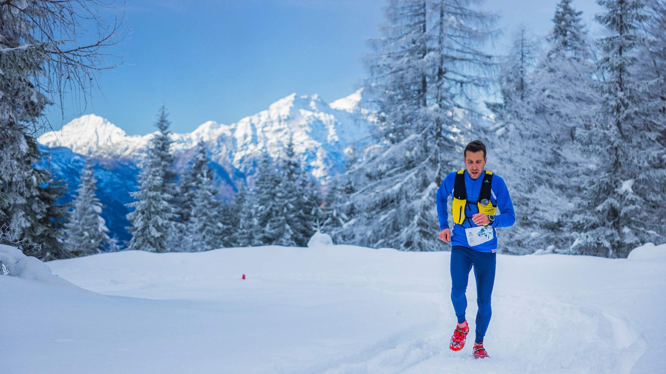 Runner sulla neve sopra il mare di nuvole